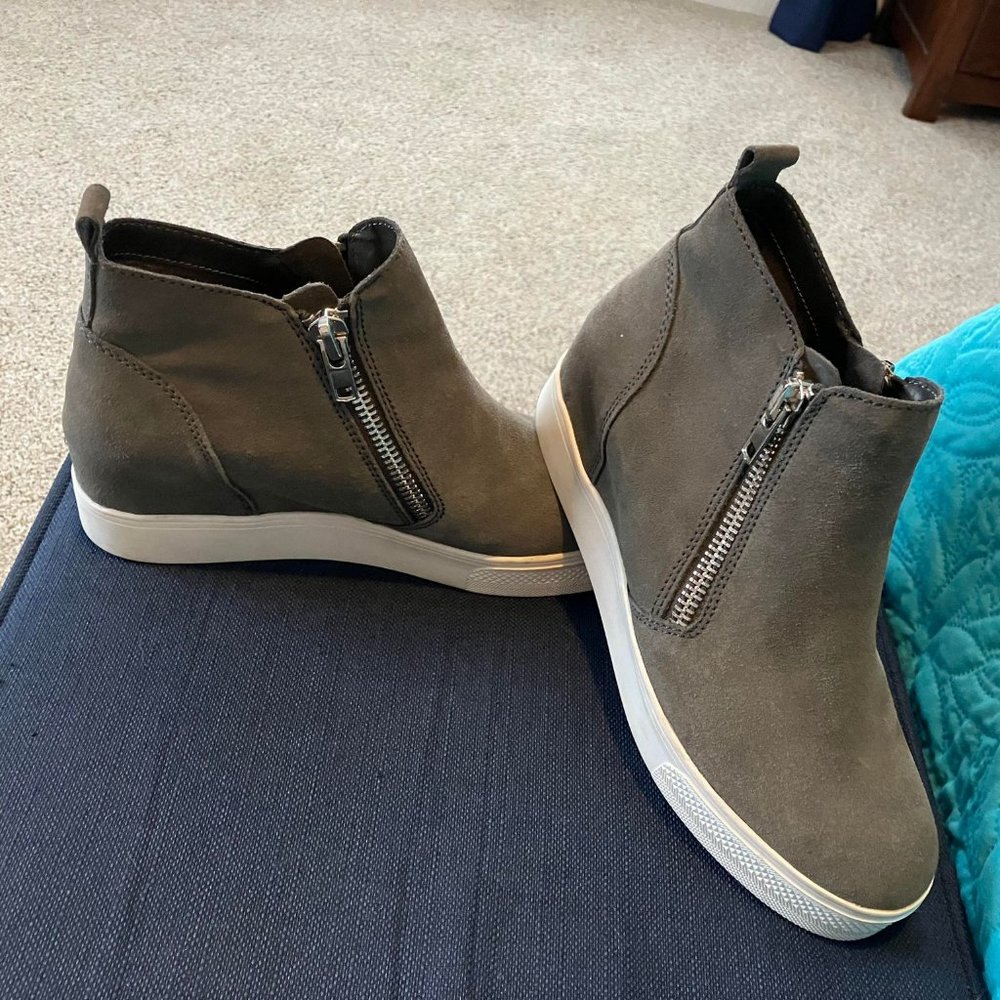 Steve Madden size 10  wedge sneaker gray suede